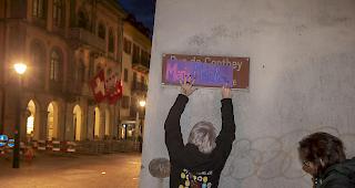 Sitten. Strassenschilder mit Viola Amherd oder Chantal Bournissen &uuml;berklebt.