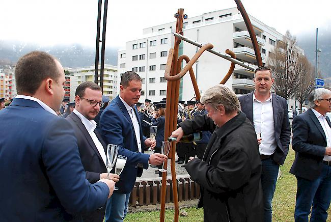 Grund zum Anstossen. Künstler Edelbert W. Bregy giesst den OK-Mitgliedern Champagner ein. In Naters gilt ab sofort: «Es lebe die Musik».