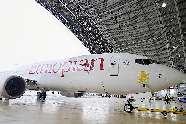 Tragisch. Eine Maschine der Fluggesellschaft Ethiopian Airlines stürzte nahe der äthiopischenHauptstadt Addis Abeba ab. Alle Insassen kam ums Leben.