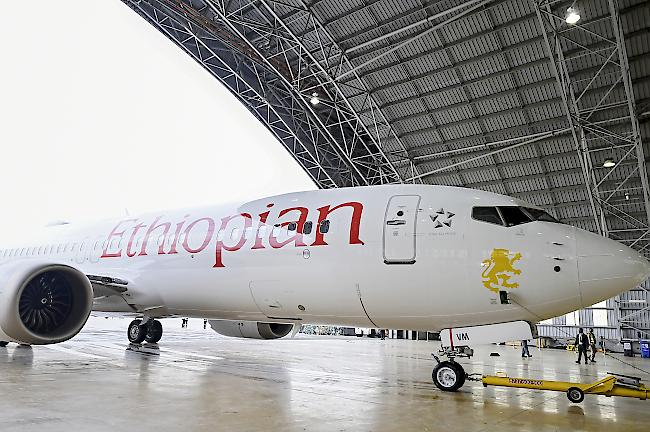 Tragisch. Eine Maschine der Fluggesellschaft Ethiopian Airlines stürzte nahe der äthiopischenHauptstadt Addis Abeba ab. Alle Insassen kam ums Leben.