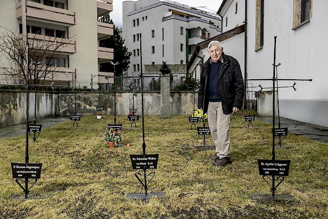 Tragisches Ereignis. Pater Julius auf dem Friedhof neben dem ehemaligen Kapuzinerkloster in Glis, wo sein tödlich verunglückter Bruder Martinian Zeller beerdigt wurde.