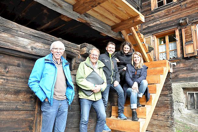Von MakeHeatSimple überzeugt. Von links: Die Zweitwohnungsbesitzer Christian Lanz und Urs Widmer, Elektroinstallateur Tobias Bacher sowie Salomé Gähwiler und Monika Holzegger von energieregionGoms.