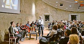 Informativ und ber&uuml;hrend. Peter Clausen (stehend) moderierte die  Diskussionen bei &laquo;Queer &ndash; und nun?&raquo;: Er tat dies auf anregend-angenehme  Art und Weise &ndash; und vor vollen R&auml;ngen im Schloss Leuk.