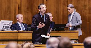 K&auml;mpferisch. Staatsrat Fr&eacute;d&eacute;ric Favre warb emotional gegen die Bezirksklausel.