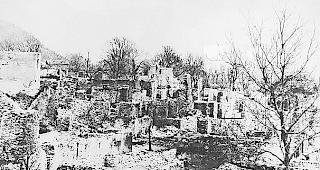 Raub der Flammen. Vom einstigen Dorf Gampel blieben quasi nur noch Brandruinen &uuml;brig.Foto feuerwehr gampel