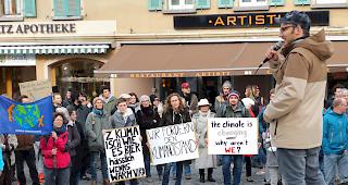 Kollegiumslehrer Christian Scheuber spricht zu den Sch&uuml;lern und Kundgebung-Teilnehmer.