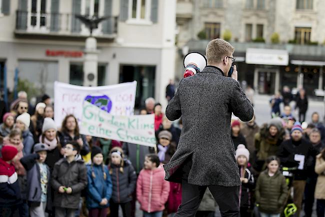 Rund 200 Personen nahmen am Freitagnachmittag an der Kundgebung auf dem Briger Sebastiansplatz teil. 