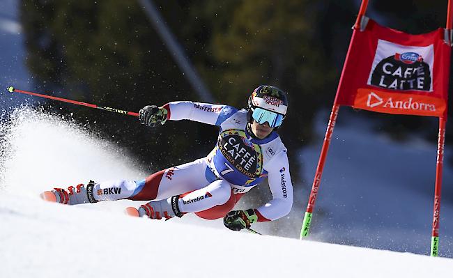 Loïc Meillard klassiert sich im ersten Lauf des letzten Riesenslaloms der Saison auf dem 14. Zwischenrang.