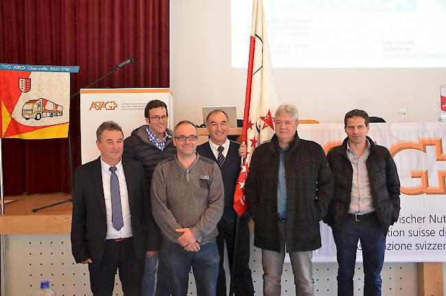 <b>Der Vorstand.</b> Ein Teil des Vorstands der ASTAG Sektion Oberwallis mit Präsident Fridolin Seiler (aussen links) formiert sich um die neue Verbandsfahne.