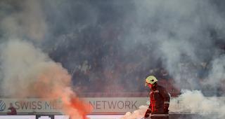 Immer wieder wurden von den Grasshopper-Fans Petarden aufs Spielfeld des Stade de Tourbillon geworfen.