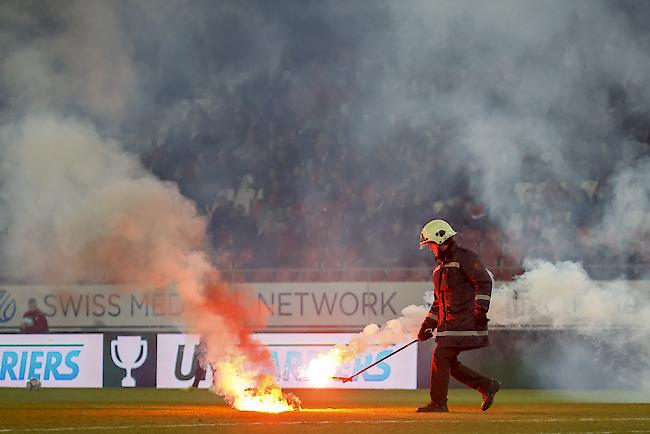 Immer wieder wurden von den Grasshopper-Fans Petarden aufs Spielfeld des Stade de Tourbillon geworfen.