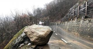 Im Gebiet Birchegga kam am Freitag auf der Strasse nach Birgisch ein gr&ouml;sserer Gesteinsbrocken zu liegen. 