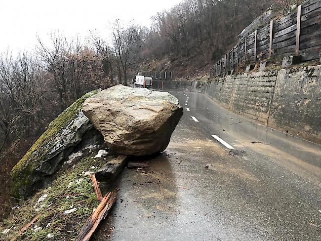 Im Gebiet Birchegga kam am Freitag auf der Strasse nach Birgisch ein grösserer Gesteinsbrocken zu liegen. 