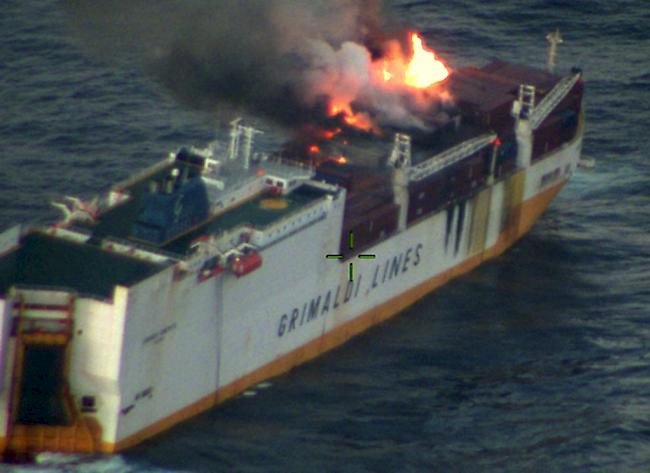 Der unter italienischer Flagge fahrende Frachter Grande America war am vergangenen Dienstag nach tagelangem Brand an Bord gesunken. Das Schiff hatte auch Gefahrgut geladen.