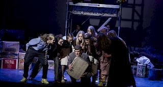 Geld korrumpiert! Eindr&uuml;cklich gab das 18-k&ouml;pfige Ensemble des Briger Studententheaters Friedrich D&uuml;rrenmatts &laquo;Der Besuch der alten Dame&raquo; zum Besten.