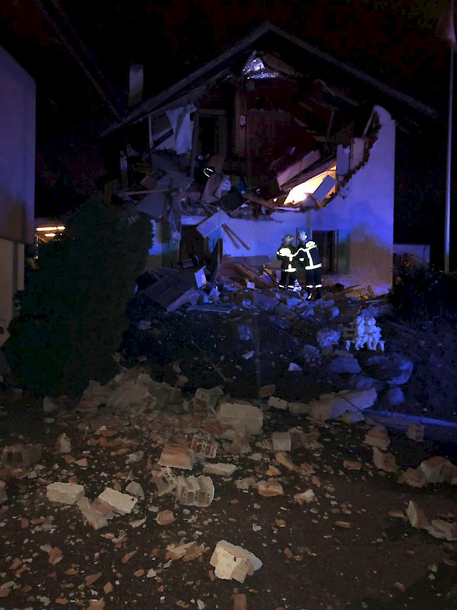 Gemäss Polizeiangaben ist es am Sonntagabend zu einer Explosion in einem Haus in Grône gekommen. Dabei wurden zwei Personen verletzt.