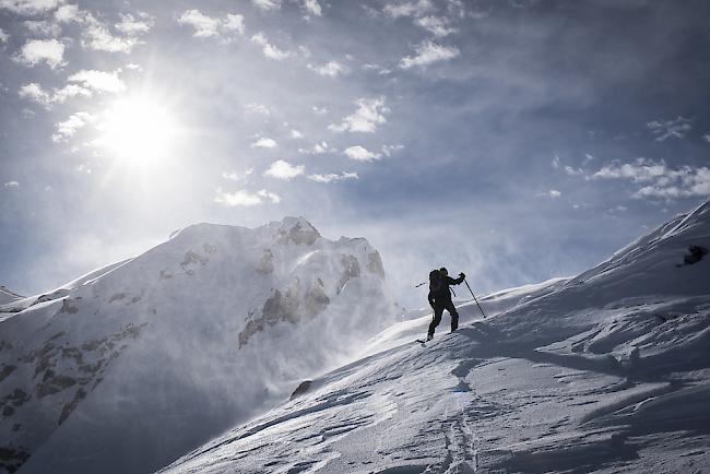 Bei einer Skitour im Berner Oberland ist am Wochenende eine 79-jährige Frau einen steilen Abhang hinunter gestürzt.