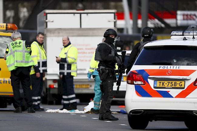 Bei einer Schiesserei in einer Strassenbahn in Utrecht wurde laut Angaben niederländischer Medien mindestens ein Mensch getötet. 