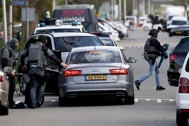 Der mutmassliche Schütze von Utrecht ist nach Angaben der Polizei festgenommen worden. Der 37-jährige Gökmen Tanis sei am Montagabend gefasst worden, gab Rob van Bree von der Polizei Utrecht bekannt.