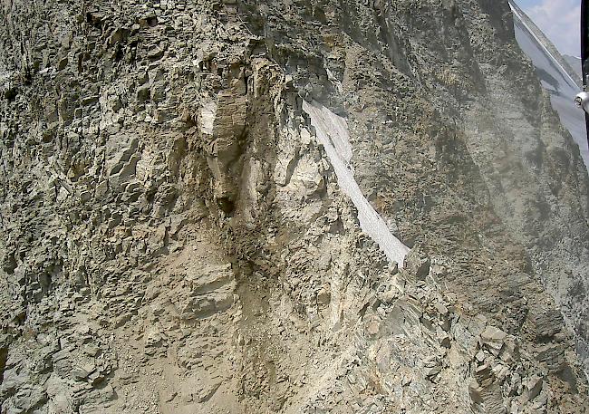 Felssturz am Matterhorn im Jahr 2003. Geologen machten das ungewöhnlich warme Wetter verantwortlich, das den Permafrost zum Schmelzen brachte. (Themenbild/Archiv)