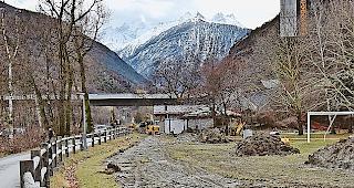 Im &laquo;Chatzuh&uuml;s&raquo; in Visp wird kr&auml;ftig gebaut.  Es entsteht eine Auenlandschaft.