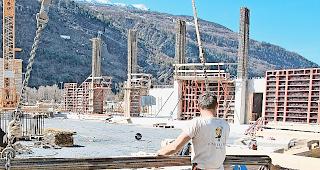 Fleissig. Die Arbeiter m&uuml;ssen einen R&uuml;ckstand aufholen.