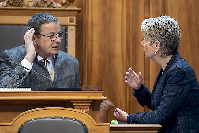 Öffentliche Unternehmen sollen auf dem Markt weiterhin Konkurrenzvorteile ausspielen können. Ein Vorstoss von Ständeratspräsident Jean-René Fournier für eine liberalere Wirtschaftsordnung ist in der kleinen Kammer gescheitert.