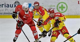 Heimsieg. Valais-Chablais-Verteidiger Tanguy Pelletier gegen Romain Wyssen und Arthur Devouassoux (hinten), Siders fand nach dem fr&uuml;hen 0:3 keinen Ausweg mehr.