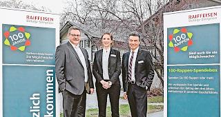 In Jubellaune. (Von links) VR-Pr&auml;sident Franz-Josef Amherd, Jennifer Brunner, Leiterin Gesch&auml;ftsstelle Naters, und Erhard Salzmann, Vorsitzender der Bankleitung.Foto Thomas Andenmatten