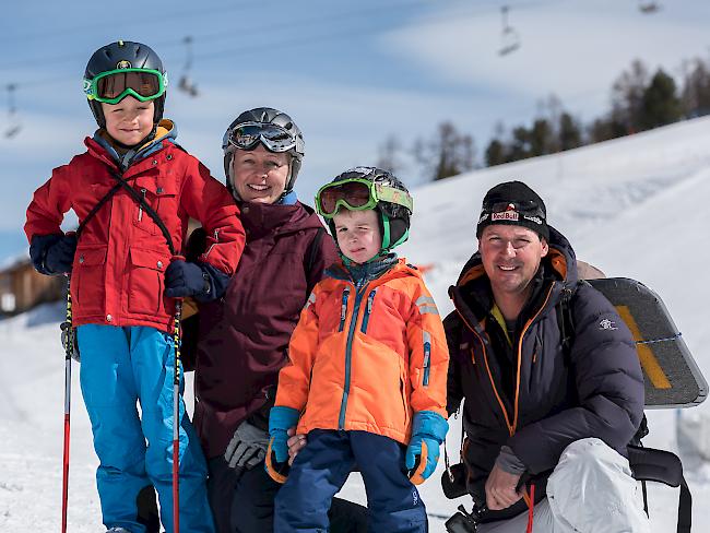 Rasmus (8), Marie (37), Dario (5) und Patrick (47) Büeler aus Grächen.