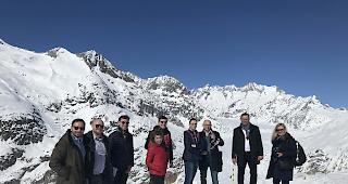 Beeindruckt. Die polnische Delegation mit Malgorzata Golinska (vierte von rechts), Staatssekret&auml;rin des Ministeriums f&uuml;r Umwelt, auf der Moosfluh.