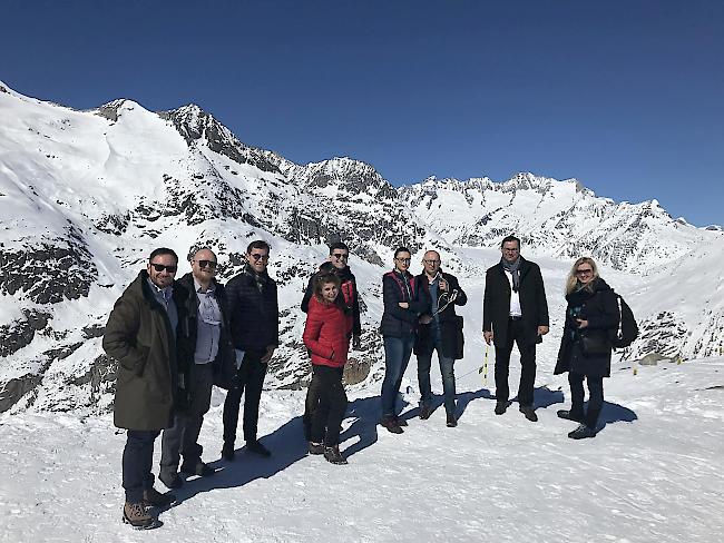 Beeindruckt. Die polnische Delegation mit Malgorzata Golinska (vierte von rechts), Staatssekretärin des Ministeriums für Umwelt, auf der Moosfluh.