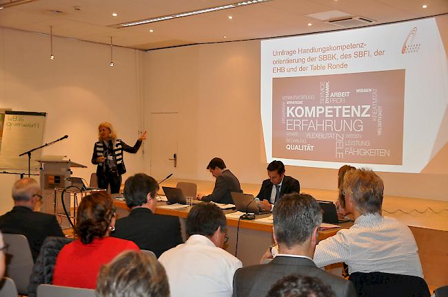 Dr. Esther Schönberger, Präsidentin der Schweizerischen Konferenz kaufmännischer Berufsfachschulen, spricht im Briger Alfred Grünwald Saal zu knapp 80 Schuldirektoren aus dem ganzen Land.