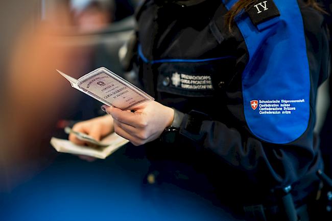 Die meisten Menschen sind im vergangenen Jahr in Zügen, Bahnhöfen und Fernbussen aufgegriffen worden. 