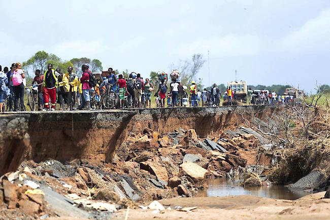Hunderttausende Menschen warten im südöstlichen Afrika nach dem verheerenden Tropensturm auf Hilfe.  