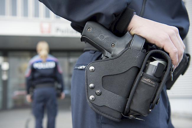 Aus der Dienstwaffe eines Thurgauer Kantonspolizisten hat sich am Freitag ein Schuss gelöst, der den Agenten am Bein verletzt hat.
