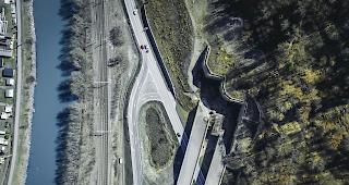 145 Millionen. So viel wurde bis heute in den Tunnel investiert. Im Bild das West-Portal aus der Luft.