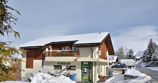 Konsum. Das vis-a-vis Stockjini in Mitten der B&uuml;rchner Ferienwohnungen.