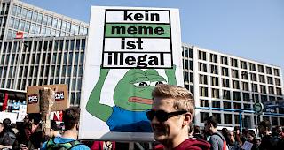 Demonstranten &auml;ussern sich am Samstagnachmittag in Berlin mit Plakaten gegen Artikel 13 der EU-Urheberrechtsreform.