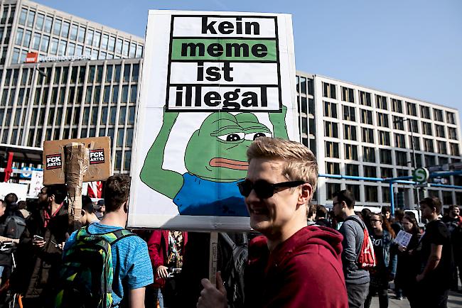 Demonstranten äussern sich am Samstagnachmittag in Berlin mit Plakaten gegen Artikel 13 der EU-Urheberrechtsreform.