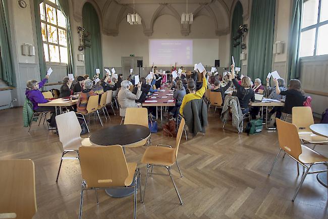Abstimmung an der Mitgliederversammlung der SP Frauen Schweiz, am Samstag in Bern.