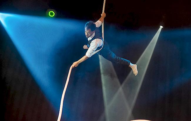 Nacho Ricci zeigte Vorwärtssalto am Vertikalseil.