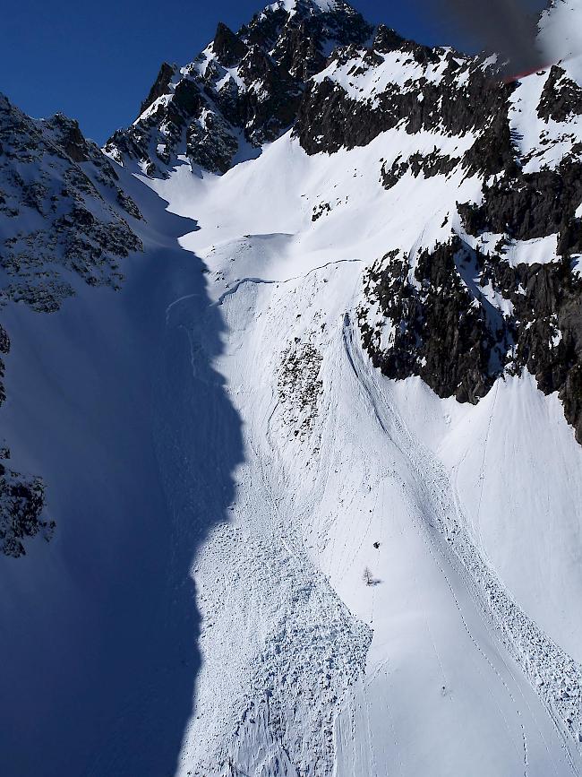 Die Schneemassen donnerten auf einer Breite von 30 Metern 1,5 Kilometer steil bergab und legten dabei einen Höhenunterschied von 820 Metern zurück.