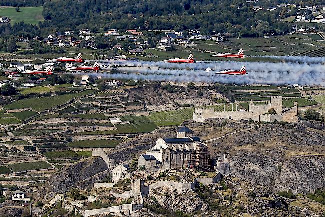 Die Kunstflugstaffel der Schweizer Luftwaffe, Patrouille Suisse, fliegt an der internationalen Breitling Sion Airshow in Sitten am 15. September 2017.
