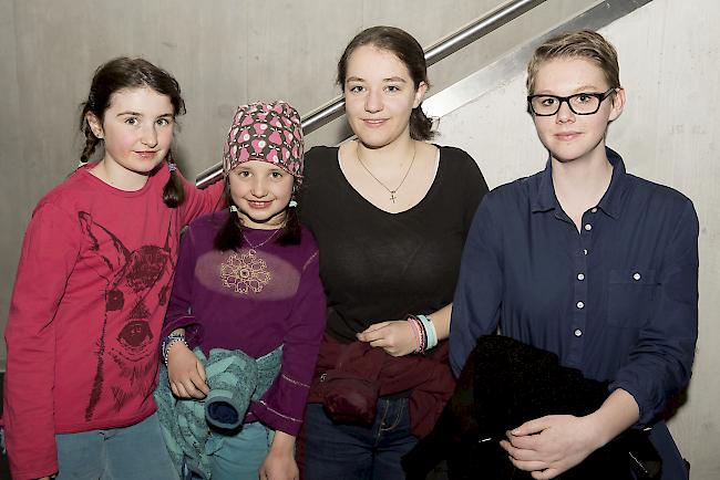 Maya (9), Deborah (7) und Noemi Frei (18) mit Samira Imhof (19), Glis.