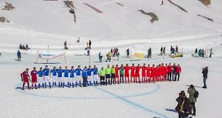 Bergfussball im Schnee, die beiden Nationalteams vor den Anpfiff.
