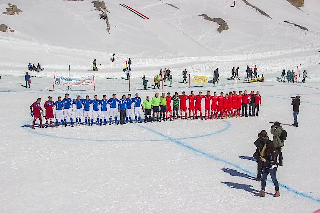 Bergfussball im Schnee, die beiden Nationalteams vor den Anpfiff.