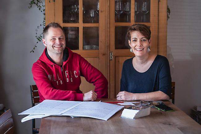 Voller Vorfreude. Tobias Salzgeber und Monika Peter Salzgeber bereiten sich minutiös auf den Auftritt des Oberwalliser Blasorchesters in New York vor.