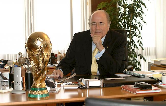 Die Bundesanwaltschaft ermittelt im Zusammenhang mit der Vergabe der WM-Endrunde 2006 an Deutschland unter anderem wegen des Verdachts auf Betrug, Geldwäscherei und Veruntreuung. Nun tritt Sepp Blatter als Auskunftsperson vor der Bundesanwaltschaft auf.