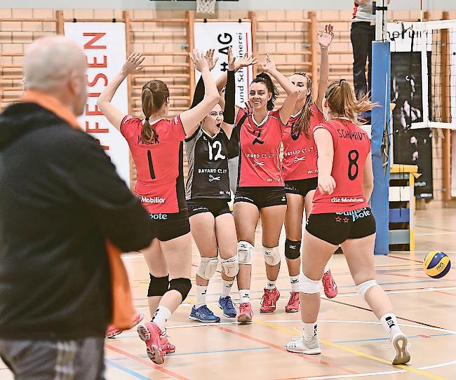 Gimme five. Die VBC-Frauen (links Trainer Marc-Antoine Boccali) haben wieder gut lachen.Foto wb